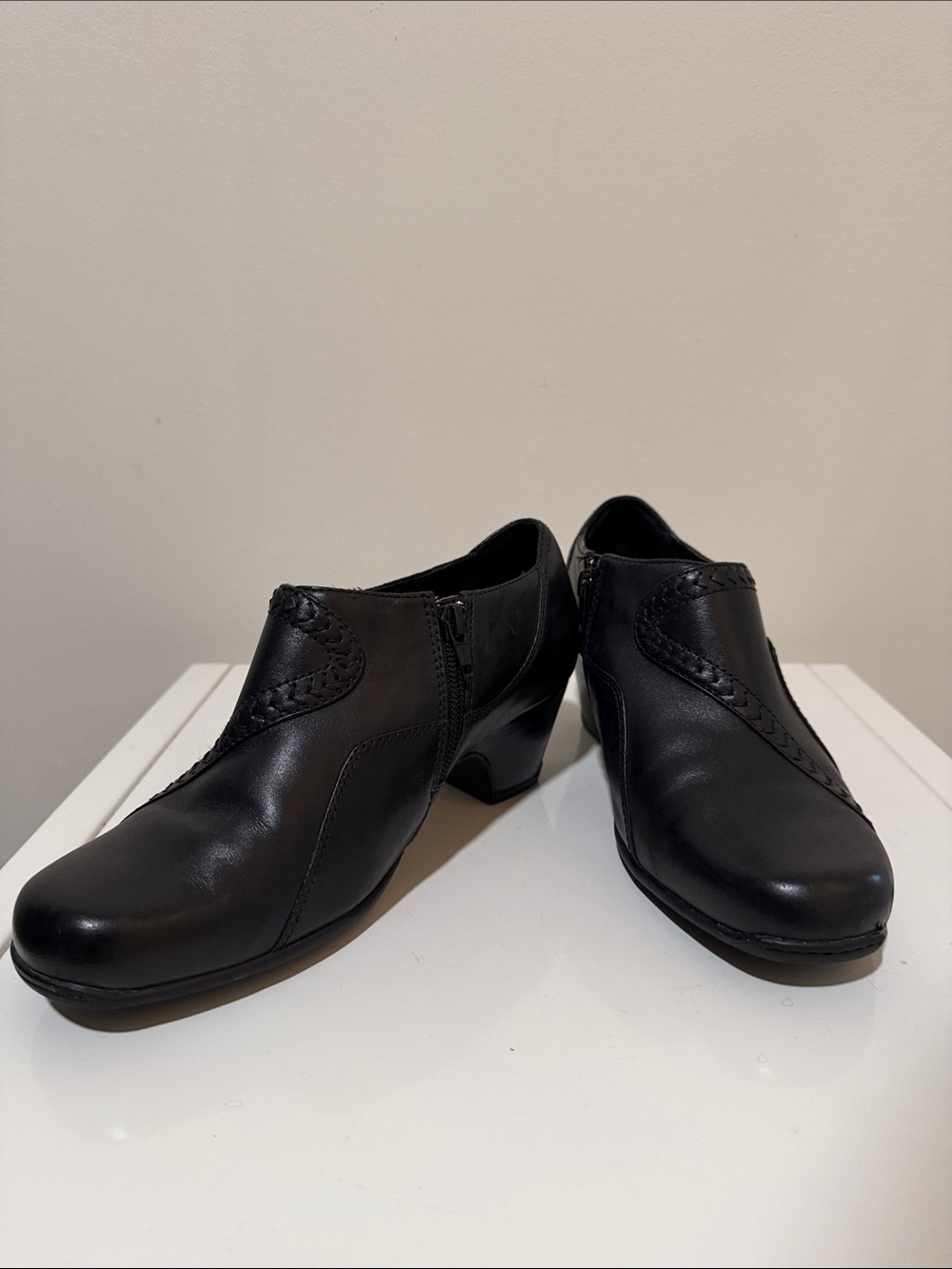 Clarks Women's  Black Leather Low Heel Slip-On Pumps size 7.5W